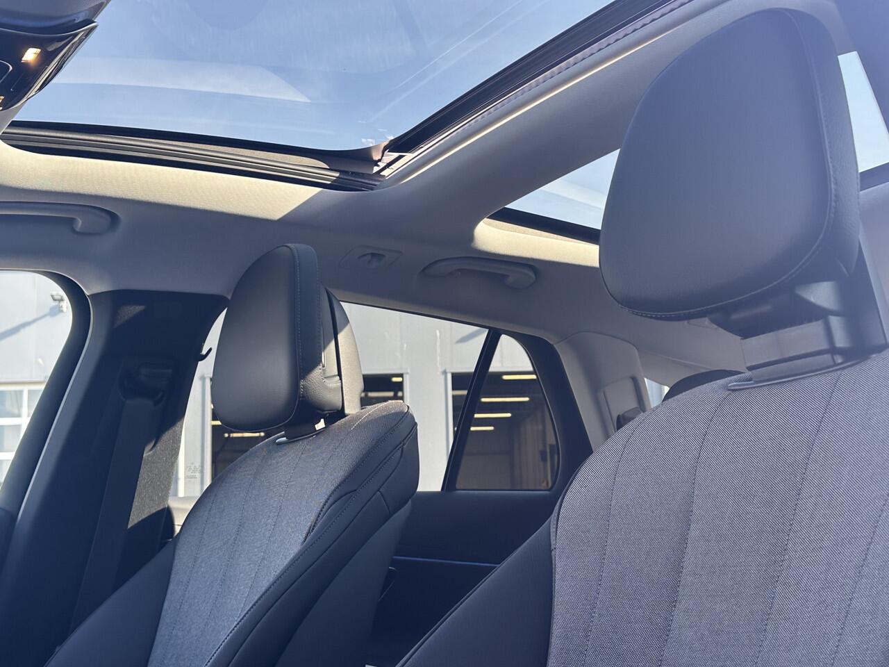 Mercedes-Benz E-estate 300 e Avantgarde l Panoramadak l AMG Multispaak l Burmester l DISTRONIC plus l Niveauregeling l DIGITAL LIGHT l 360 gr Camera l Winterpakket l Apple & Android auto l Memory pakket l Stoelverwarming l