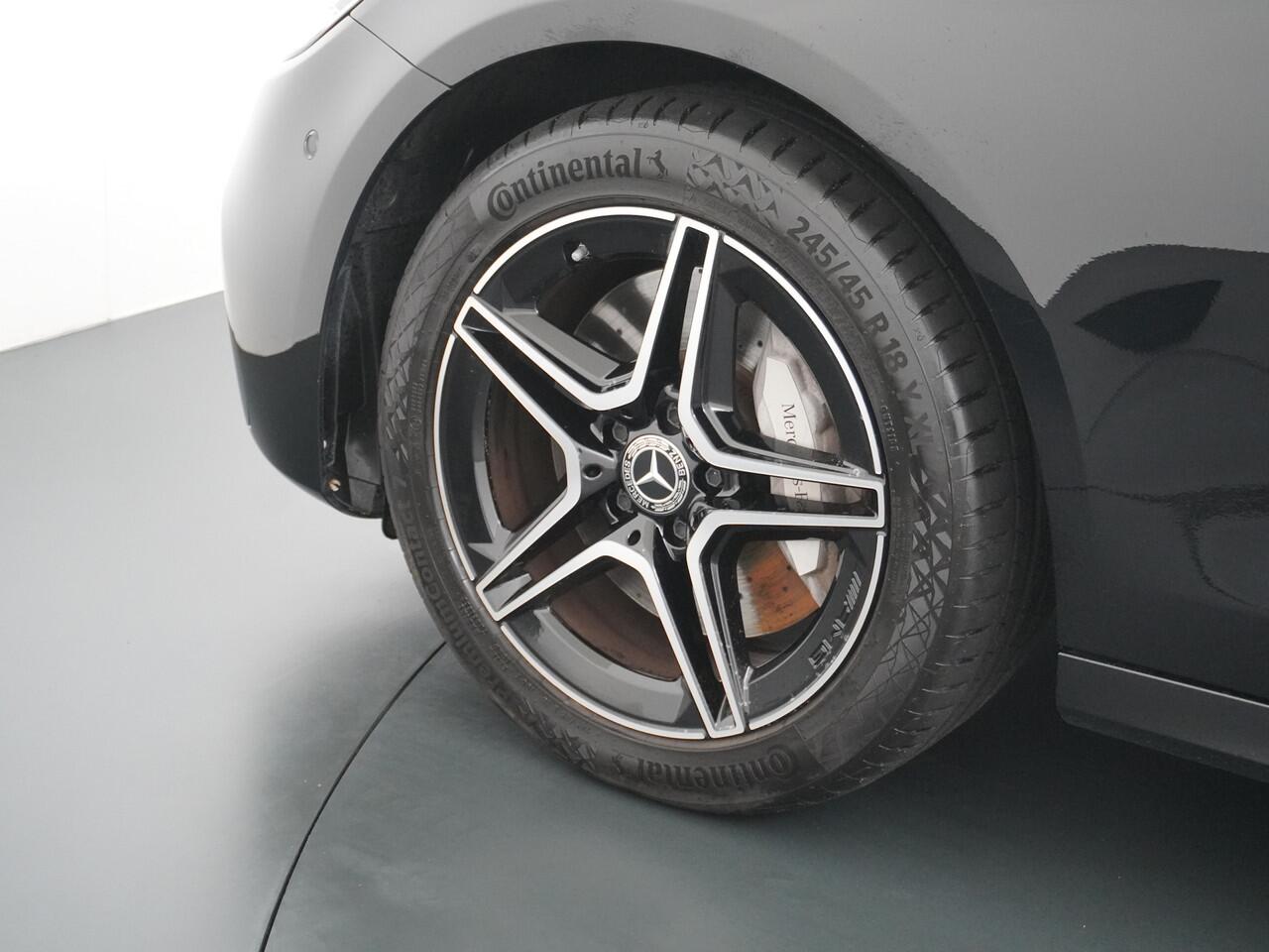 Mercedes-Benz E-estate 300e AMG // Trekhaak 2100kg // 360 Camera // Schuifdak // Night pakket // Elek. Achterklep // Carplay