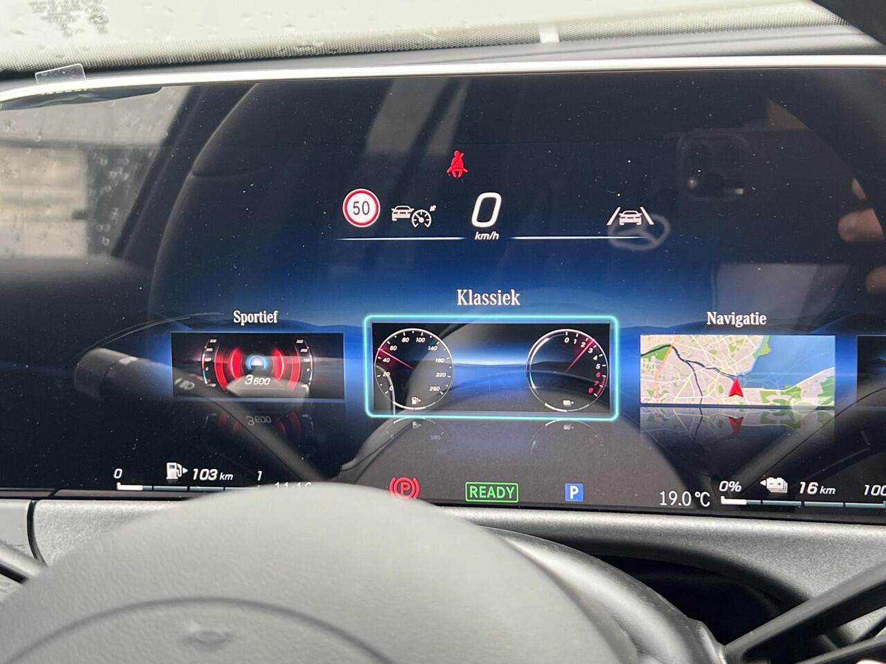 Mercedes-Benz E-estate 300 e Luxury Line | Panoramadak | Trekhaak | Donkergetint Glas Achter | 360° Camera | DISTRONIC Afstandsassistent | Dodehoekassistent | Elektrisch Verstelbare Stoelen + Memory | Stoelverwarming | Apple CarPlay | Android Auto