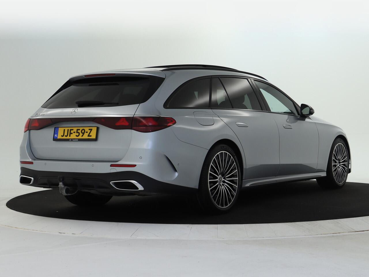 Mercedes-Benz E-estate 300 e Plug-In Hybride AMG Nightpakket | Panoramadak | MBUX Superscreen | Trekhaak | Distronic | Burmester® Sound | Stoelverwarming voor en achter | Inclusief 24 maanden Mercedes-Benz Certified garantie voor Europa.