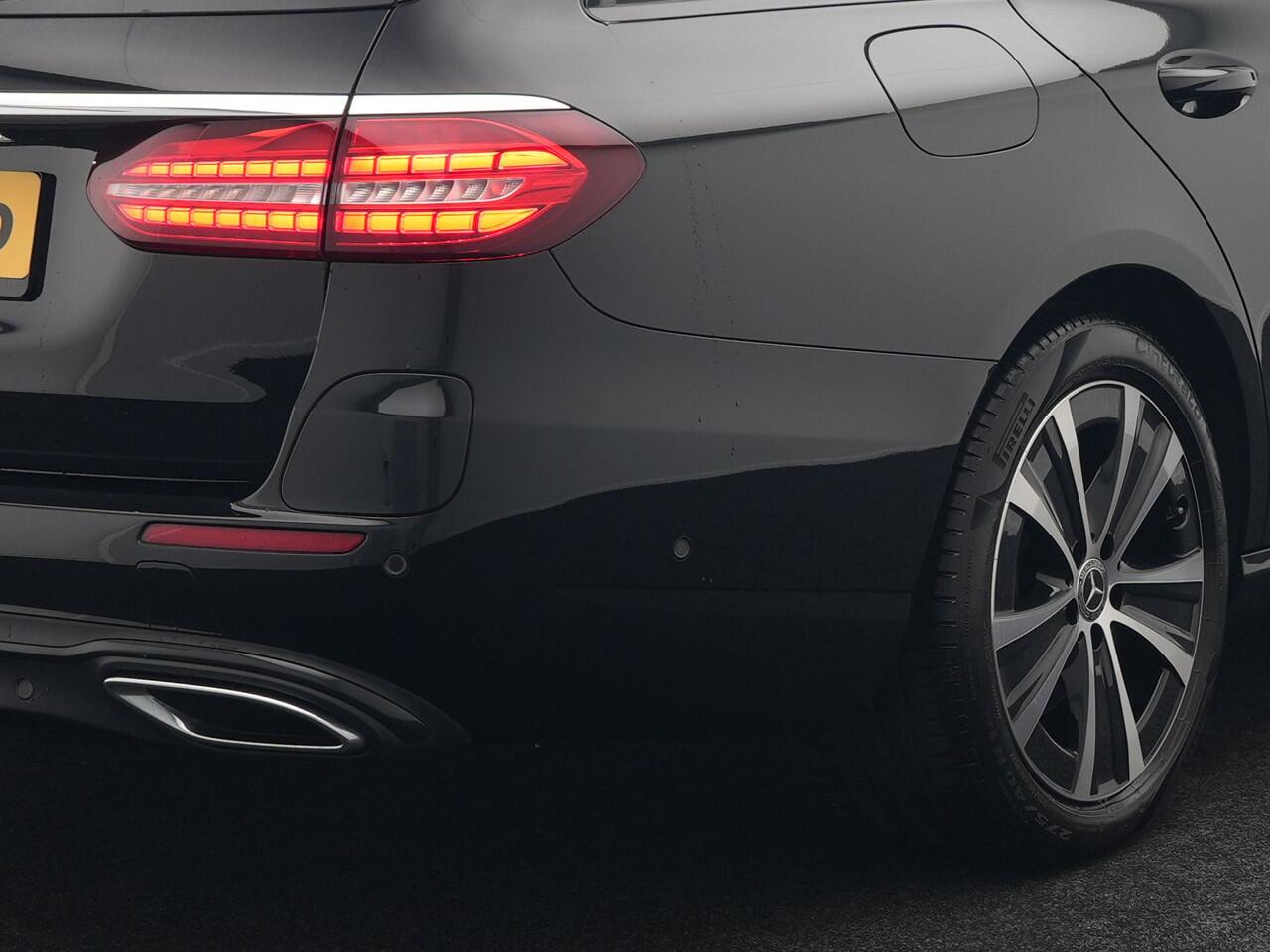 Mercedes-Benz E-estate 300 e Avantgarde Plug In Hybrid 320pk Dealer O.H PHEV | Widescreen | Sfeerverlichting | Lederen Sportstoelen Verwarmd | Apple Carplay | Camera | Cruise Control | Navigatie | DAB |