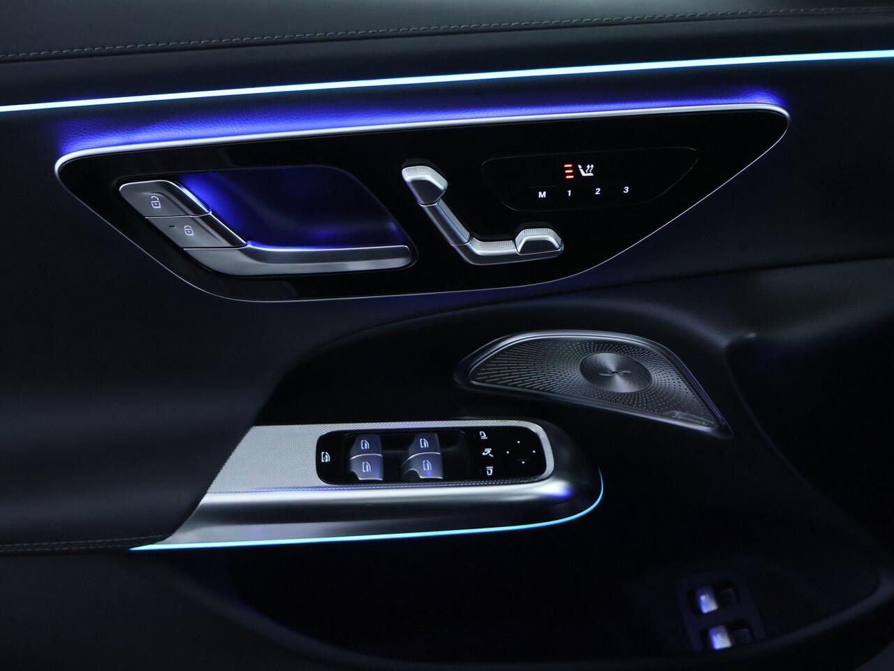 Mercedes-Benz E-estate 300 e Plug-In Hybride AMG Nightpakket | Panoramadak | MBUX Superscreen | Trekhaak | Distronic | Burmester® Sound | Stoelverwarming voor en achter | Inclusief 24 maanden Mercedes-Benz Certified garantie voor Europa.