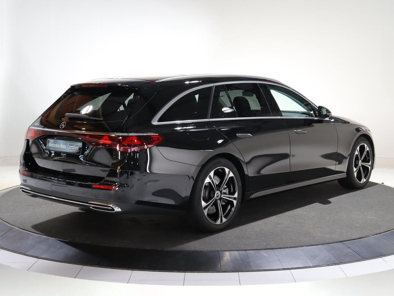 Mercedes-Benz E-estate 300e Luxury Line | Trekhaak | Keyless | Getint glas | Winter pakket | Zonne rollo | 19" lichtmetalen velgen | Achterbank verwarming |