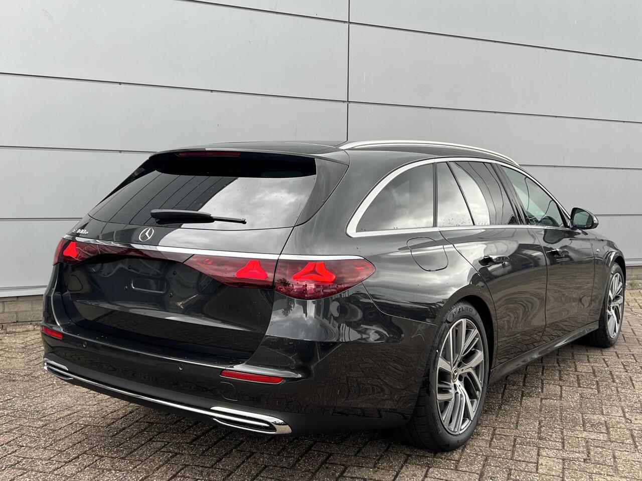 Mercedes-Benz E-estate 300 e Luxury Line | Panoramadak | Trekhaak | Donkergetint Glas Achter | 360° Camera | DISTRONIC Afstandsassistent | Dodehoekassistent | Elektrisch Verstelbare Stoelen + Memory | Stoelverwarming | Apple CarPlay | Android Auto