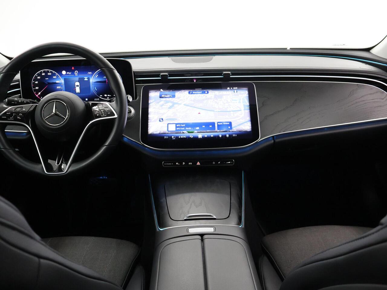 Mercedes-Benz E-estate 300 e Luxury Line | Achteruitrijcamera | Winter Pakket | 19" lichtmetalen velgen | Apple Carplay |