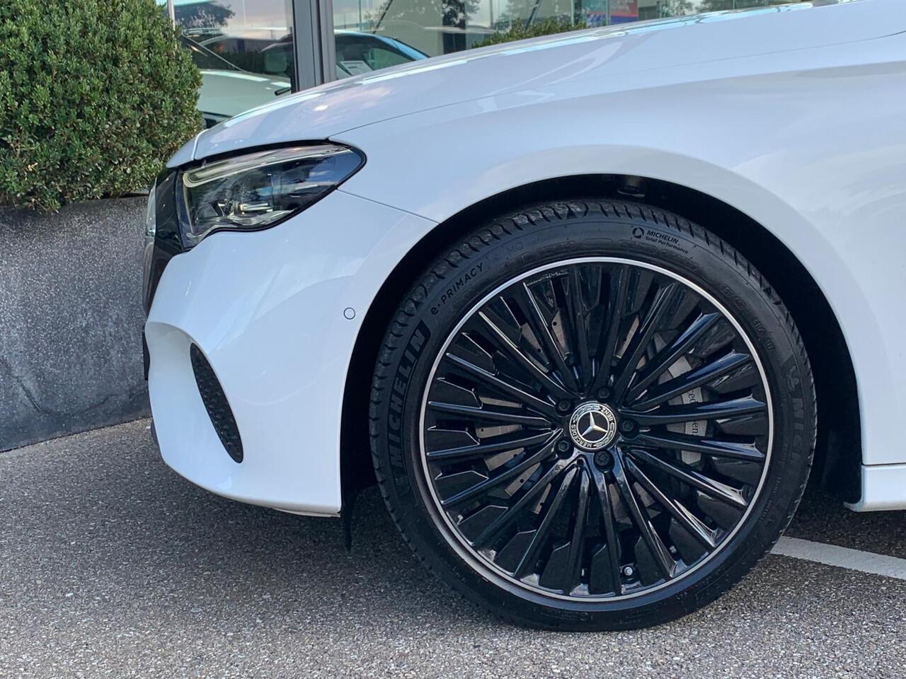 Mercedes-Benz E-estate 300 e Avantgarde l Panoramadak l AMG Multispaak l Burmester l DISTRONIC plus l Niveauregeling l DIGITAL LIGHT l 360 gr Camera l Winterpakket l Apple & Android auto l Memory pakket l Stoelverwarming l