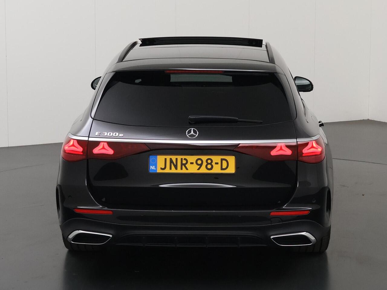 Mercedes-Benz E-estate 300 e AMG Line | Premium plus | Super screen | Head up display | Stoelkoeling | Leder |