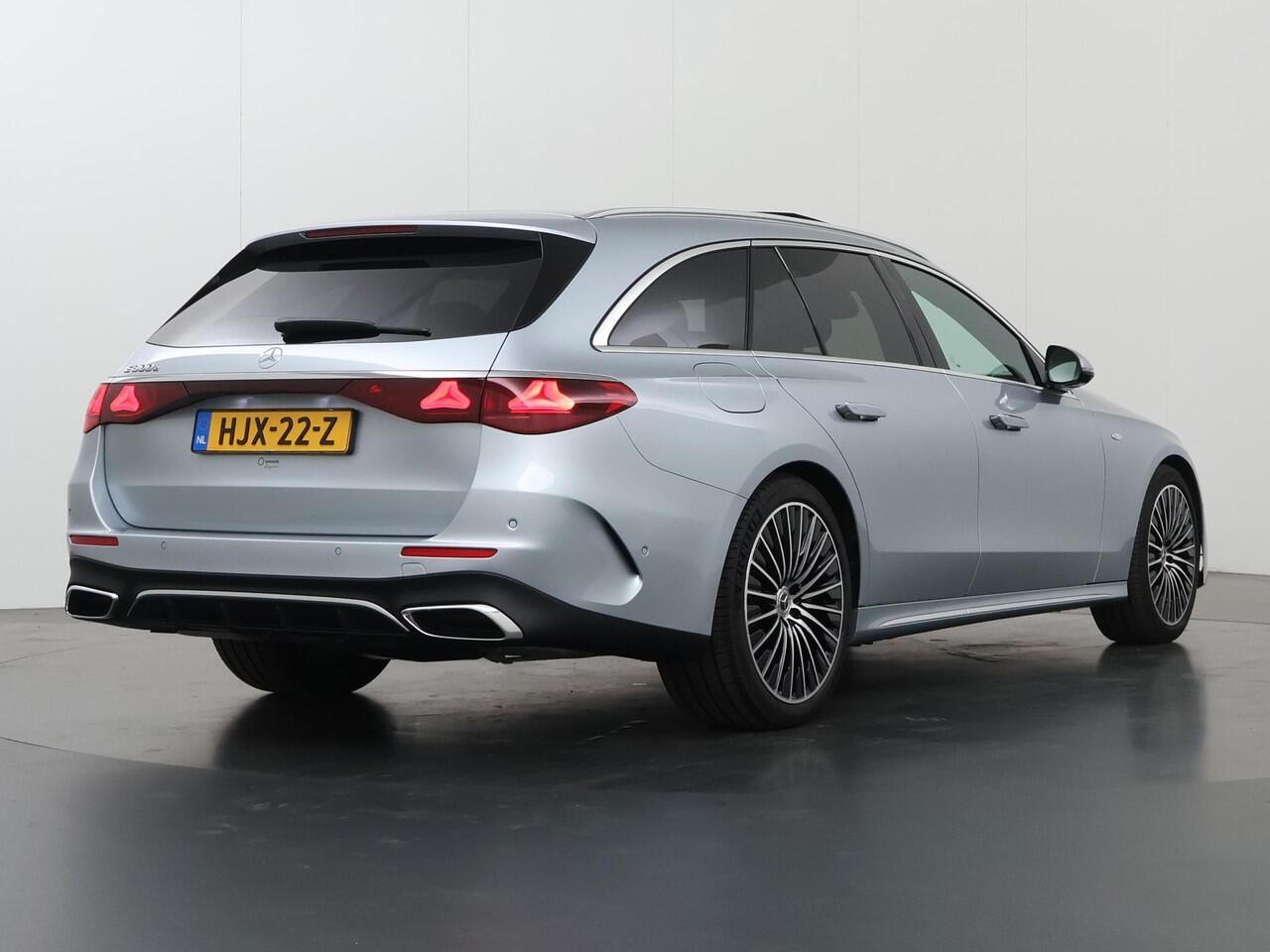 Mercedes-Benz E-estate 300e Sport Edition | Panoramadak | Superscreen | Distronic | Apple Carplay | 360 camera | Trekhaak | AMG Styling | Bumester sound | Digital Light | 20INCH LM Velgen