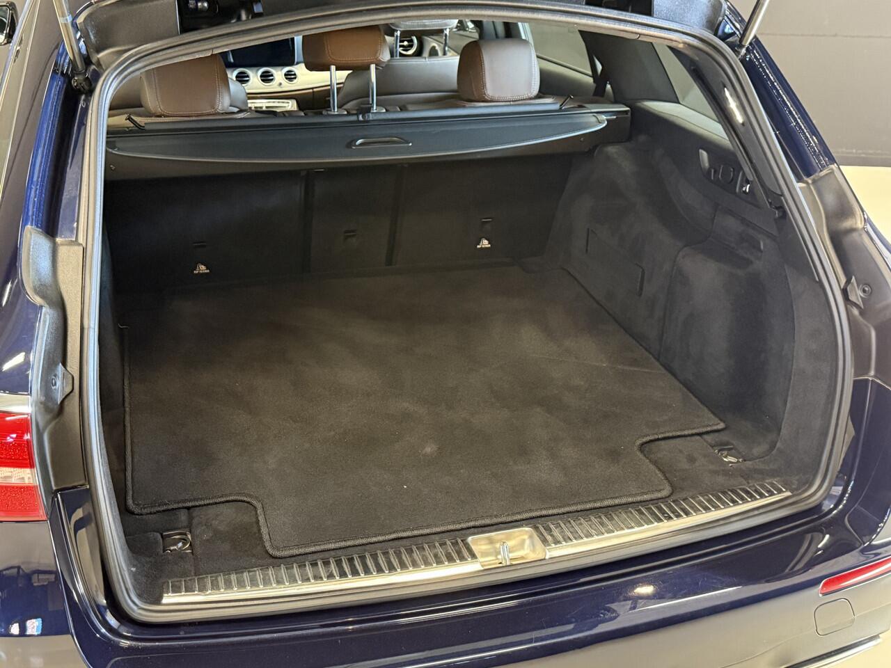 Mercedes-Benz E-estate 200 AMG Business Solution Sport Automaat | Lederen sportstoelen | Elektr. trekhaak | Sfeerverlichting | Adaptive | Camera