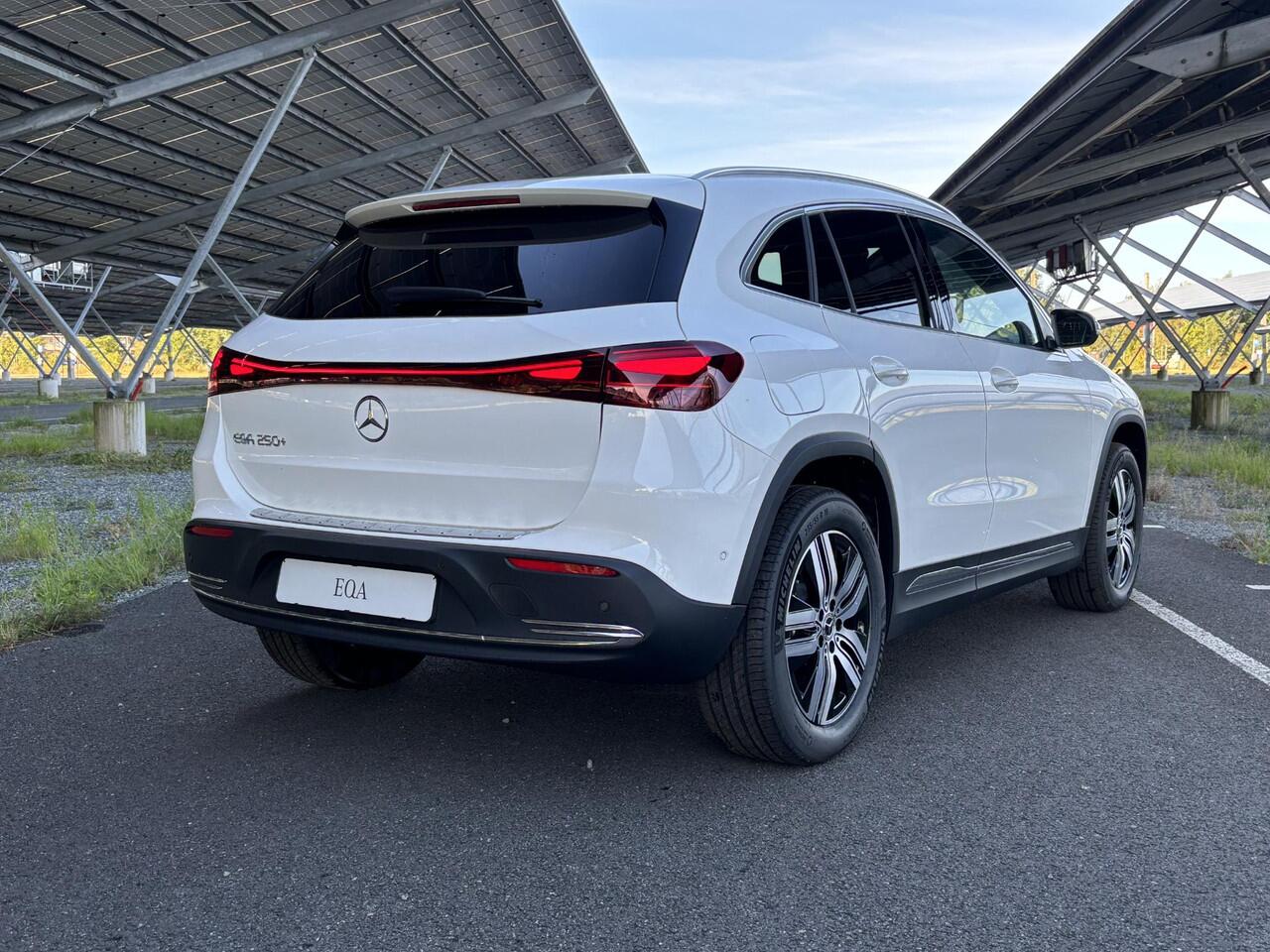 Mercedes-Benz EQA 250+ Business Solution Luxury 71 kWh | Panoramaschuifdak | Rijassistentiepakket | Winter pakket | Achteruitrijcamera | Dodehoekassistent |