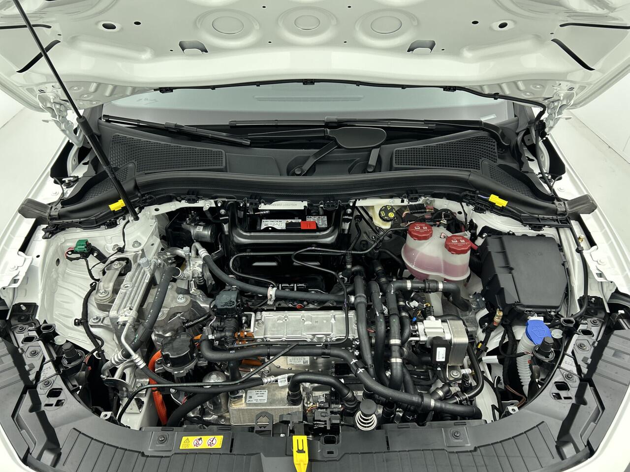 Mercedes-Benz EQA 250+ Business Solution 71 kWh | Stoelverwarming voor | Sfeerverlichting | EASY PACK achterklep | Parkeerpakket met achteruitrijcamera | Widescreen display |