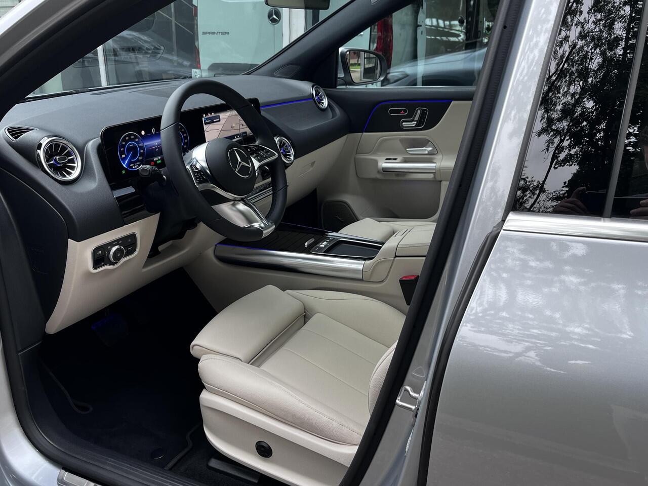 Mercedes-Benz EQA 250+ Luxury Line | Panoramadak | Trekhaak | Beige Interieur | Elektrisch Verstelbare Stoelen + Memory | 360° Camera | Donkergetint Glas Achter | Dodehoekassistent | Apple CarPlay | Android Auto | Stoelverwarming | Sfeerverlichting | Parkeersensoren