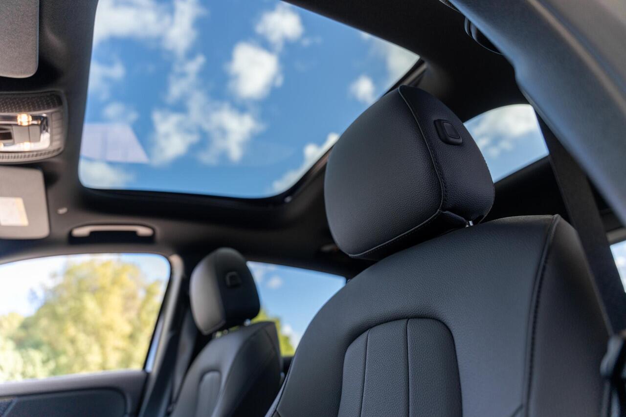 Mercedes-Benz EQA 250+ Business Solution Luxury 71 kWh | Panoramaschuifdak | Rijassistentiepakket | Winter pakket | Burmester | Achteruitrijcamera | Dodehoekassistent |