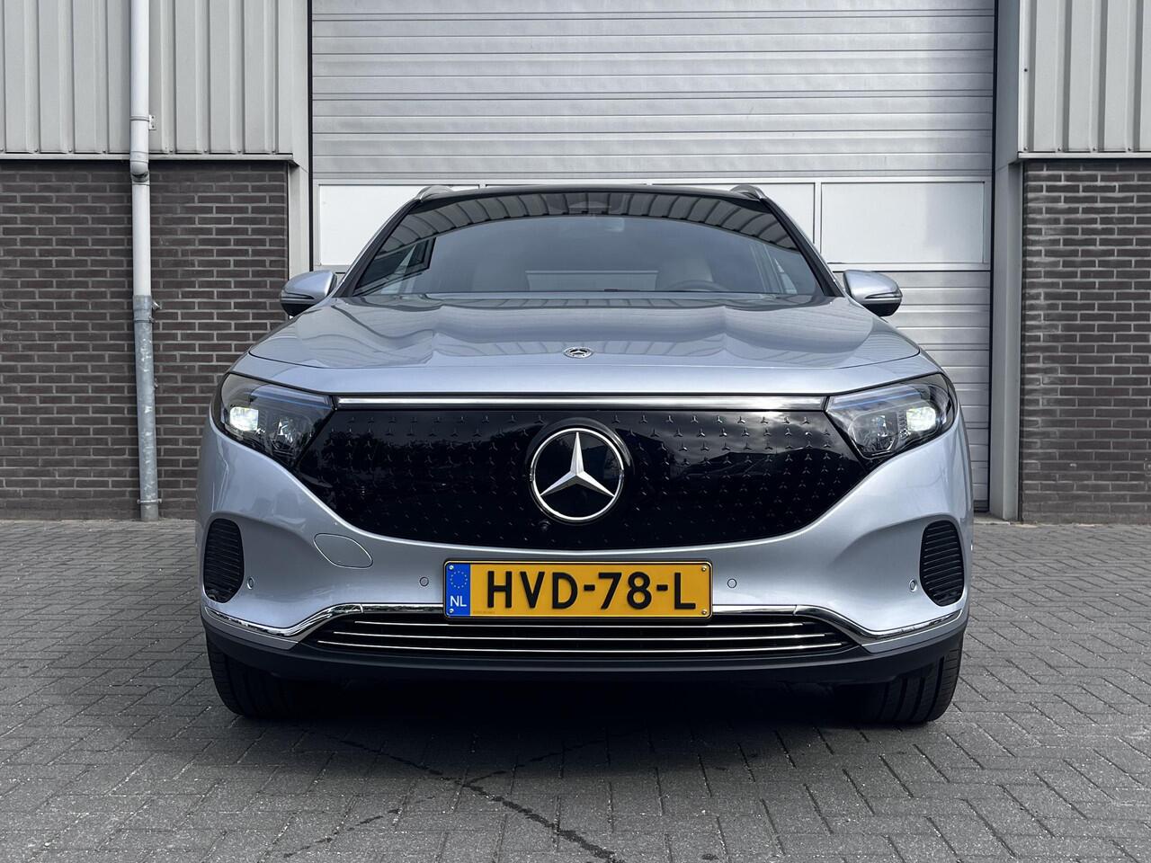 Mercedes-Benz EQA 250+ Luxury Line | Panoramadak | Trekhaak | Beige Interieur | Elektrisch Verstelbare Stoelen + Memory | 360° Camera | Donkergetint Glas Achter | Dodehoekassistent | Apple CarPlay | Android Auto | Stoelverwarming | Sfeerverlichting | Parkeersensoren