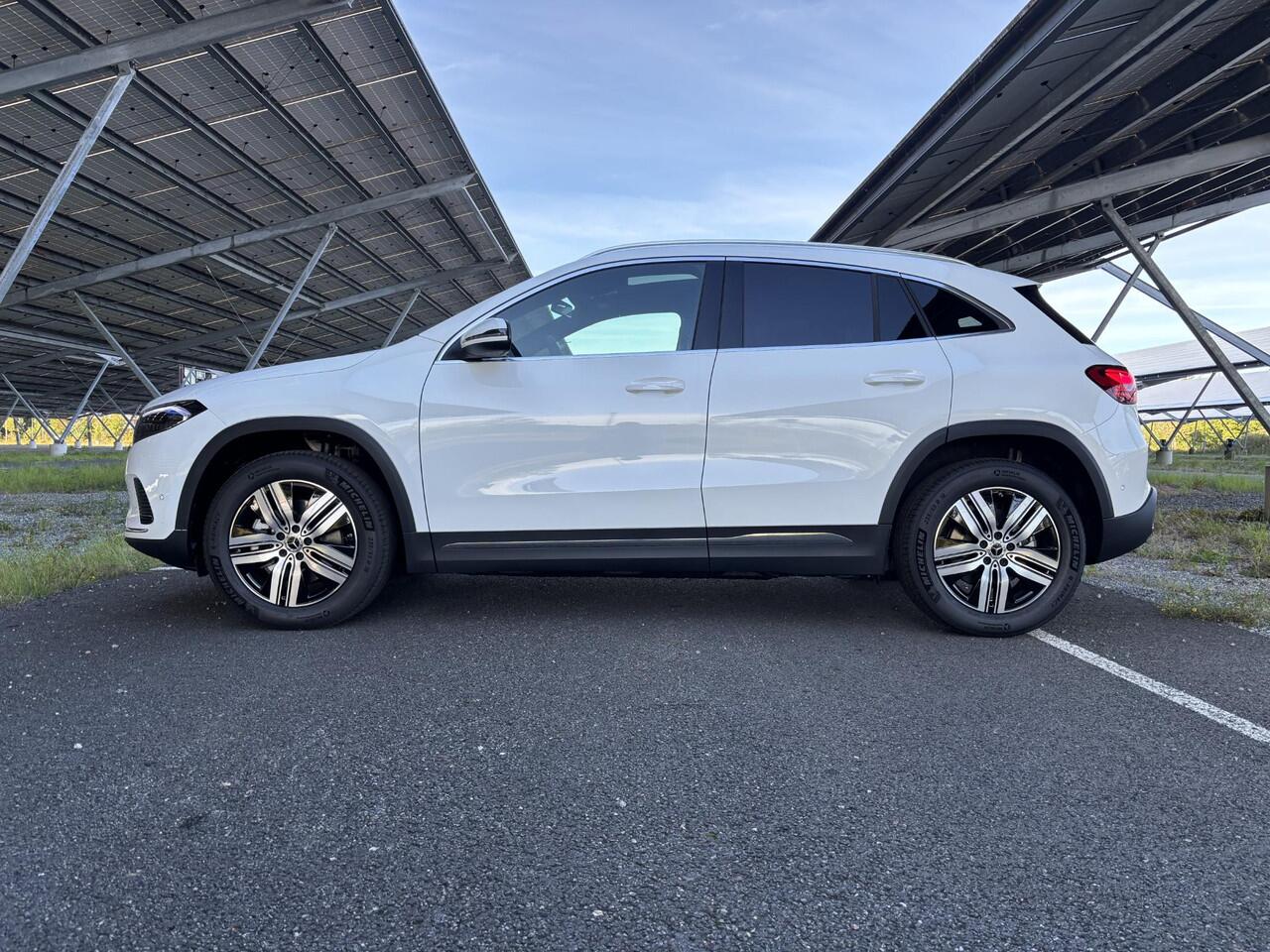 Mercedes-Benz EQA 250+ Business Solution Luxury 71 kWh | Panoramaschuifdak | Rijassistentiepakket | Winter pakket | Achteruitrijcamera | Dodehoekassistent |