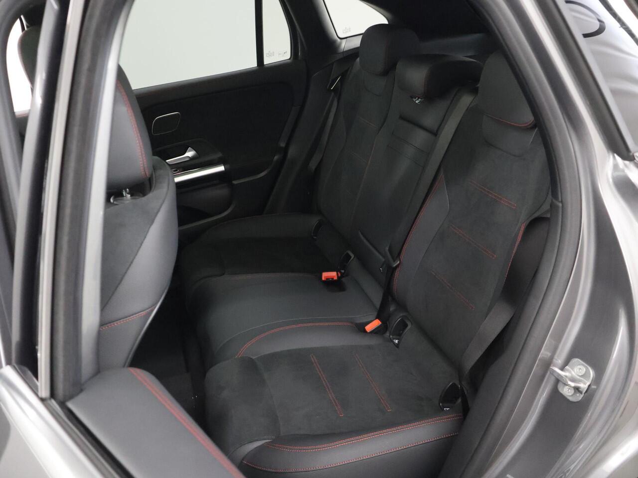 Mercedes-Benz EQA 250+ Business Solution AMG 71 kWh | Panoramaschuifdak | Dodehoekassistent | Head-up | Burmester | Winterpakket |