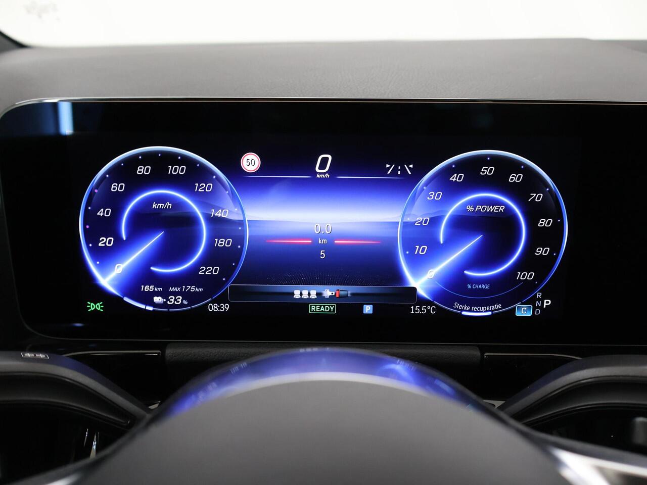 Mercedes-Benz EQA 250+ Business Solution Luxury 71 kWh | Panoramaschuifdak | Trekhaak | 360°-camera | Winter pakket | KEYLESS-GO