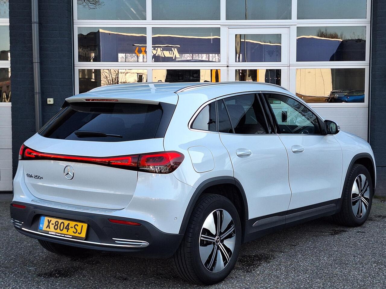 Mercedes-Benz EQA 250+ Business Edition | Apple CarPlay | Android Auto | Donkergetint Glas Achter | Dodehoekassistent | Alarm | Sfeerverlichting | Stoelverwarming | Achteruitrijcamera | Parkeersensoren | Elektrisch Inklapbare Buitenspiegels