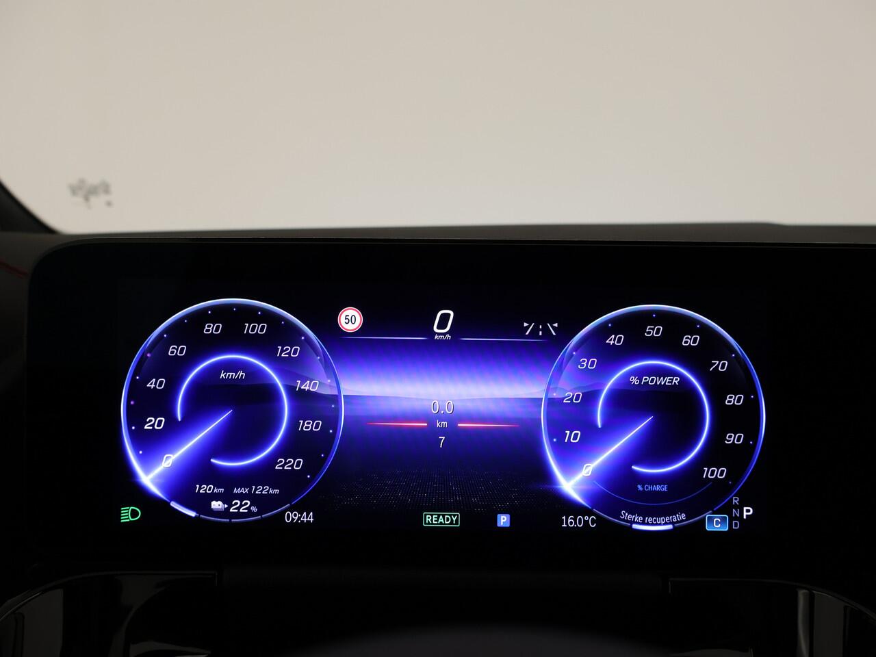 Mercedes-Benz EQA 250+ AMG Line 71 kWh | Parkeerpakket met 360°-camera | Voorstoelen met Memory | KEYLESS-GO comfort pakket | GUARD 360° Voertuigbescherming Plus | Dodehoekassistent | EASY PACK achterklep |