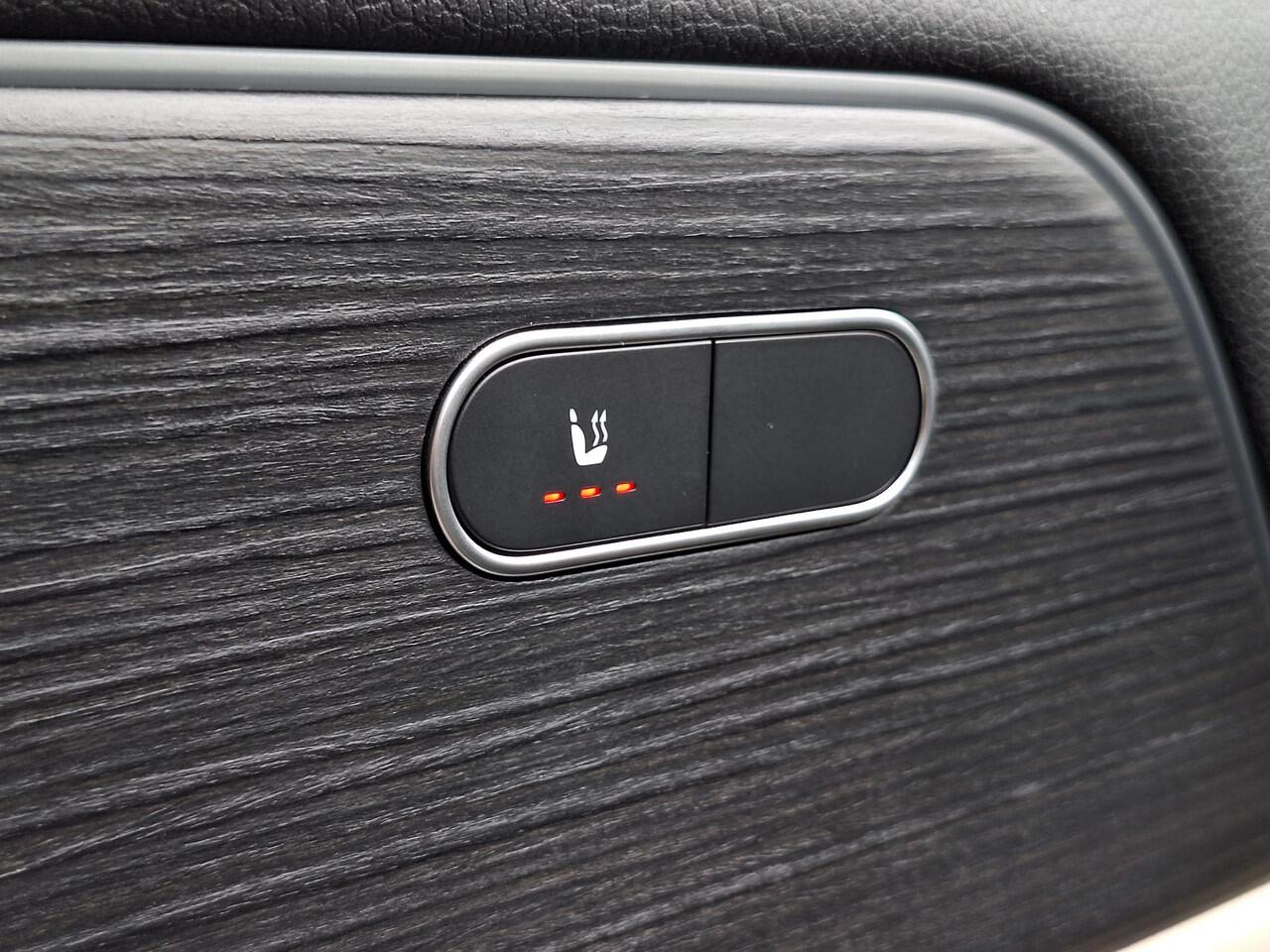 Mercedes-Benz EQA 250+ Luxury Line | Panoramadak | Trekhaak | Beige Interieur | Privacy Glas Achter | Sierdelen Lindehout Zwart | Dodehoekassistent | Apple CarPlay | Android Auto | Sfeerverlichting | Stoelverwarming | Elektrisch Inklapbare Buitenspiegels