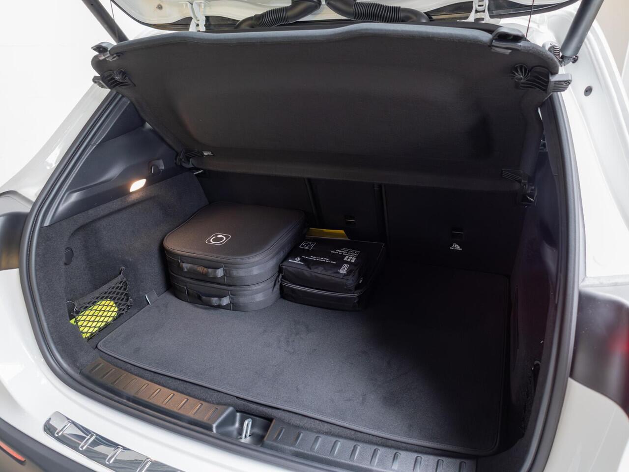 Mercedes-Benz EQA 250+ Business Solution AMG 71 kWh Panorama dak | Trekhaak