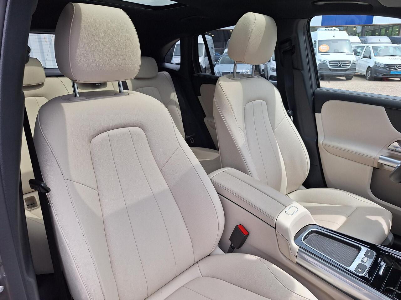 Mercedes-Benz EQA 250+ Luxury Line | Panoramadak | Trekhaak | Beige Interieur | Privacy Glas Achter | Sierdelen Lindehout Zwart | Dodehoekassistent | Apple CarPlay | Android Auto | Sfeerverlichting | Stoelverwarming | Elektrisch Inklapbare Buitenspiegels