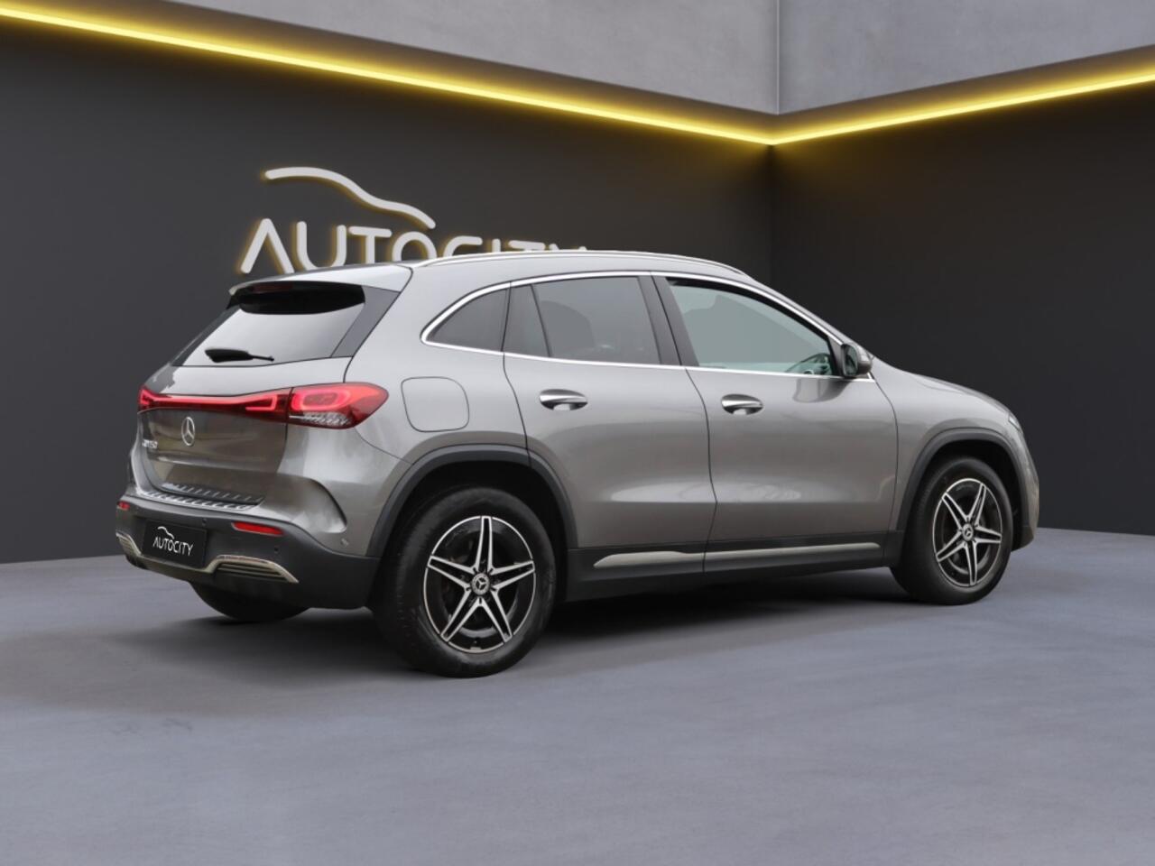 Mercedes-Benz EQA EQA 250 AMG Line 67 kWh l Trekhaak l Burmester l Blindspot l Key