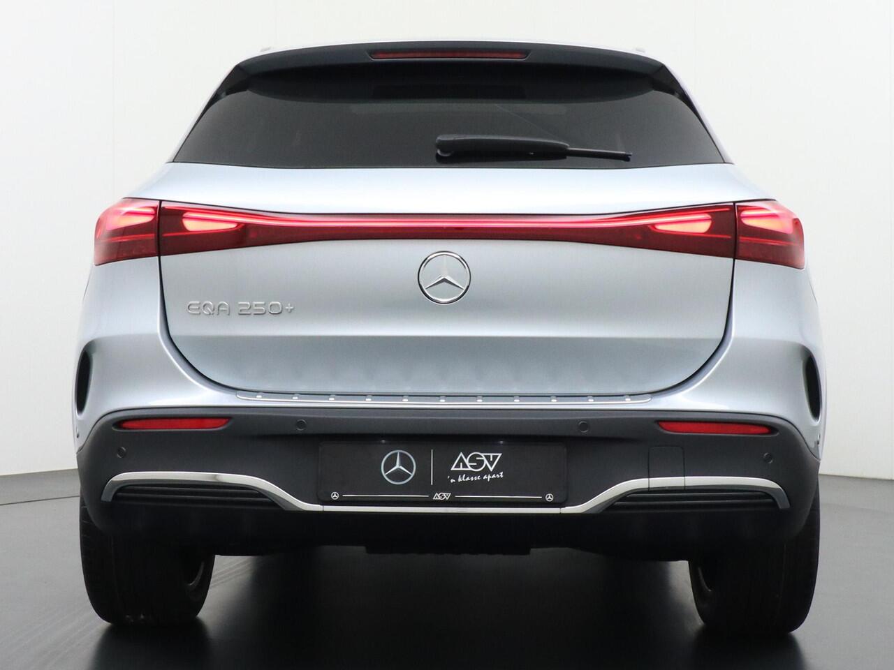 Mercedes-Benz EQA 250+ Business Solution AMG 71 kWh Accu | Panorama - Schuifdak | 360° Camera | Head-Up Display | Burmester Surround Sound | Apple Carplay & Android Auto | DAB+ Radio | 19" Lichtmetalen AMG Velgen