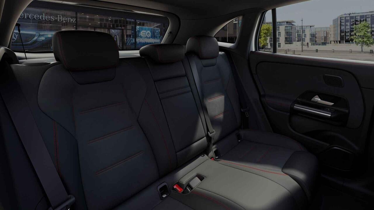 Mercedes-Benz EQA 250+ AMG Line 71 kWh | Panoramadak | Premium pakket | Advanced audio | Draadloos telefoonladen |