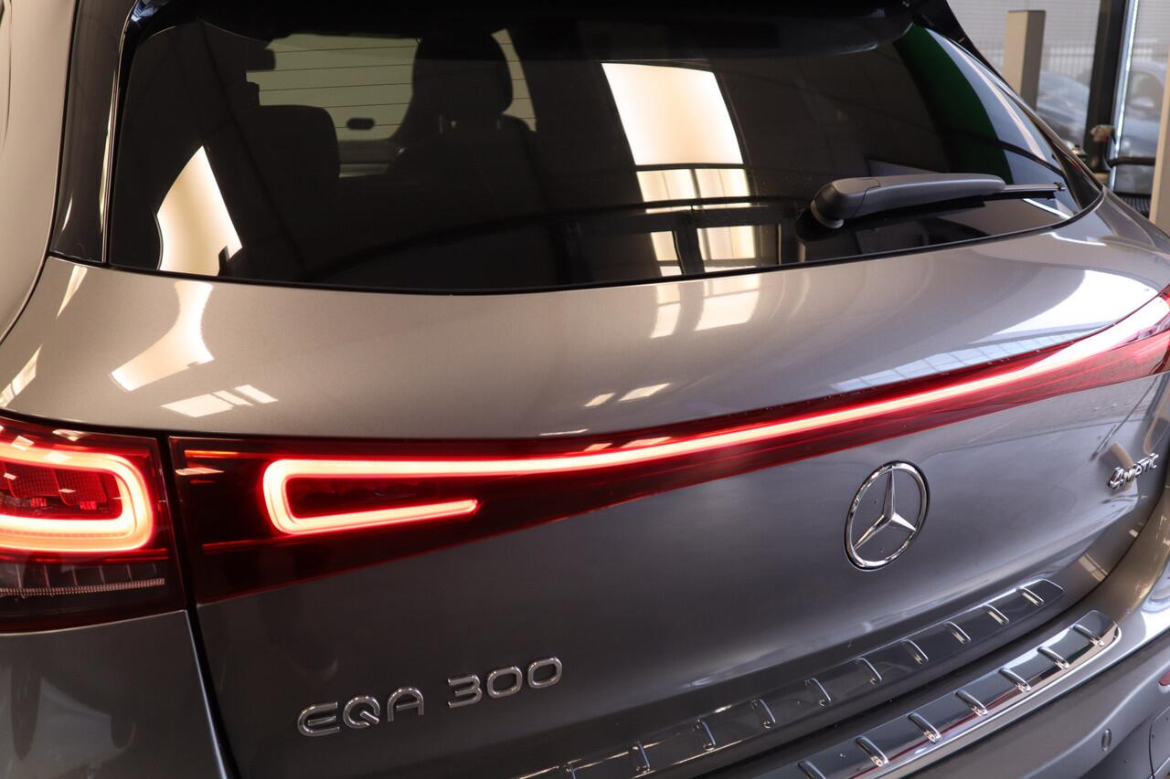 Mercedes-Benz EQA 300 4MATIC Business Solution AMG 67 kWh ACC Panoramadak Blindspot 24 maanden garantie mogelijk (*vraag naar de voorwaarden)
