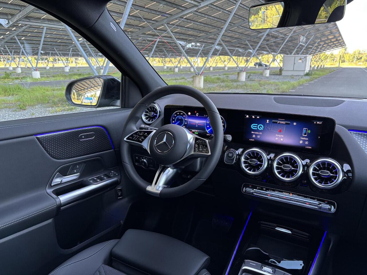 Mercedes-Benz EQA 250+ Business Solution 71 kWh | Panoramadak | Dodehoekassistent | Parkeercamera | Sfeerverlichting | Apple carplay |