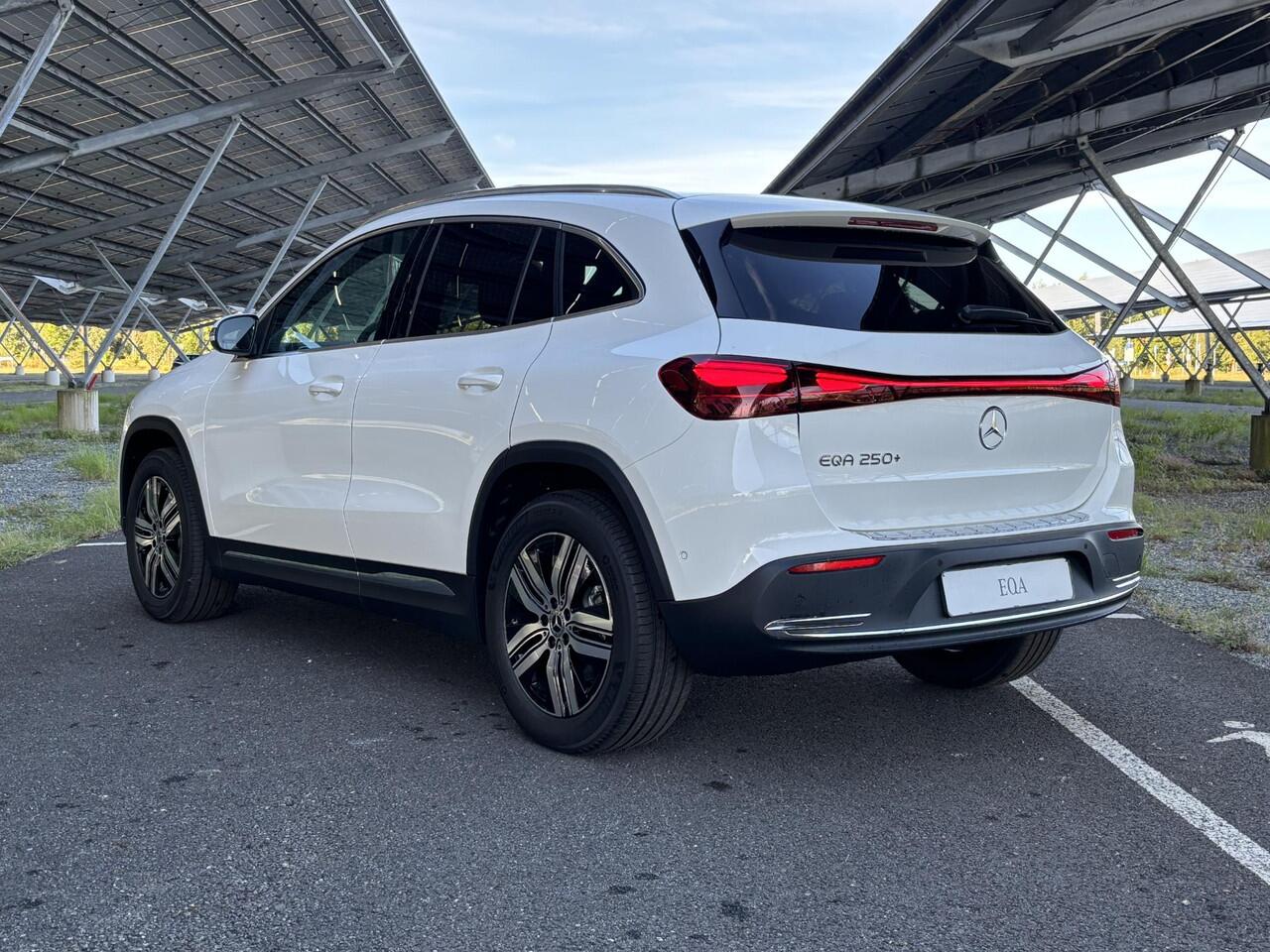 Mercedes-Benz EQA 250+ Business Solution Luxury 71 kWh | Panoramaschuifdak | Rijassistentiepakket | Winter pakket | Achteruitrijcamera | Dodehoekassistent |
