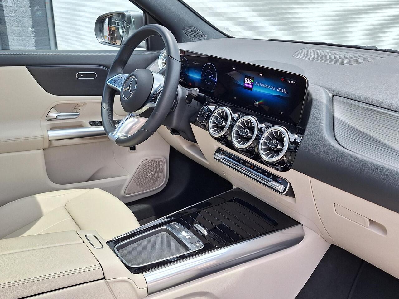 Mercedes-Benz EQA 250+ Luxury Line | Panoramadak | Trekhaak | Beige Interieur | Privacy Glas Achter | Sierdelen Lindehout Zwart | Dodehoekassistent | Apple CarPlay | Android Auto | Sfeerverlichting | Stoelverwarming | Elektrisch Inklapbare Buitenspiegels