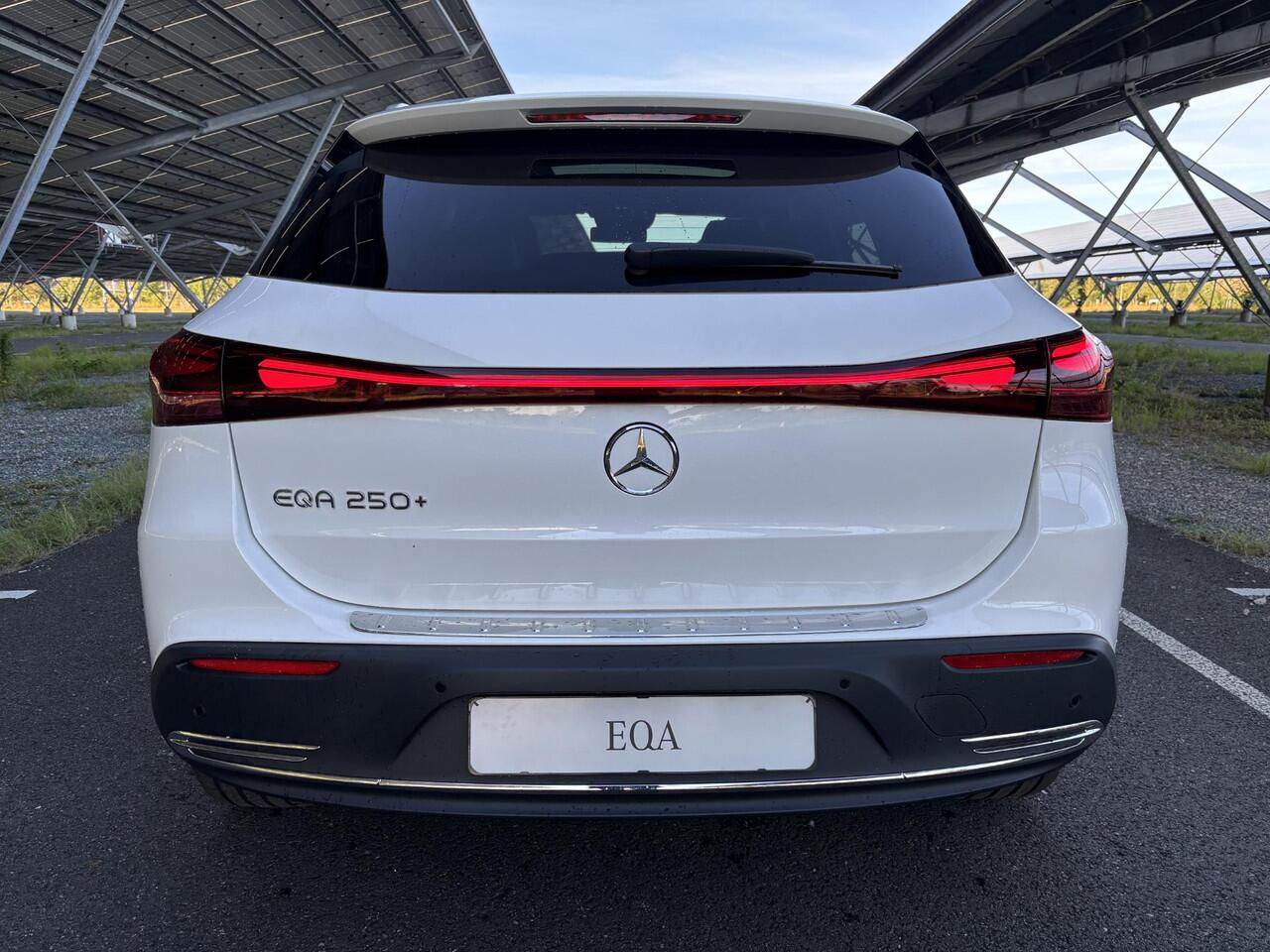 Mercedes-Benz EQA 250+ Business Solution Luxury 71 kWh | Panoramaschuifdak | Rijassistentiepakket | Winter pakket | Achteruitrijcamera | Dodehoekassistent |