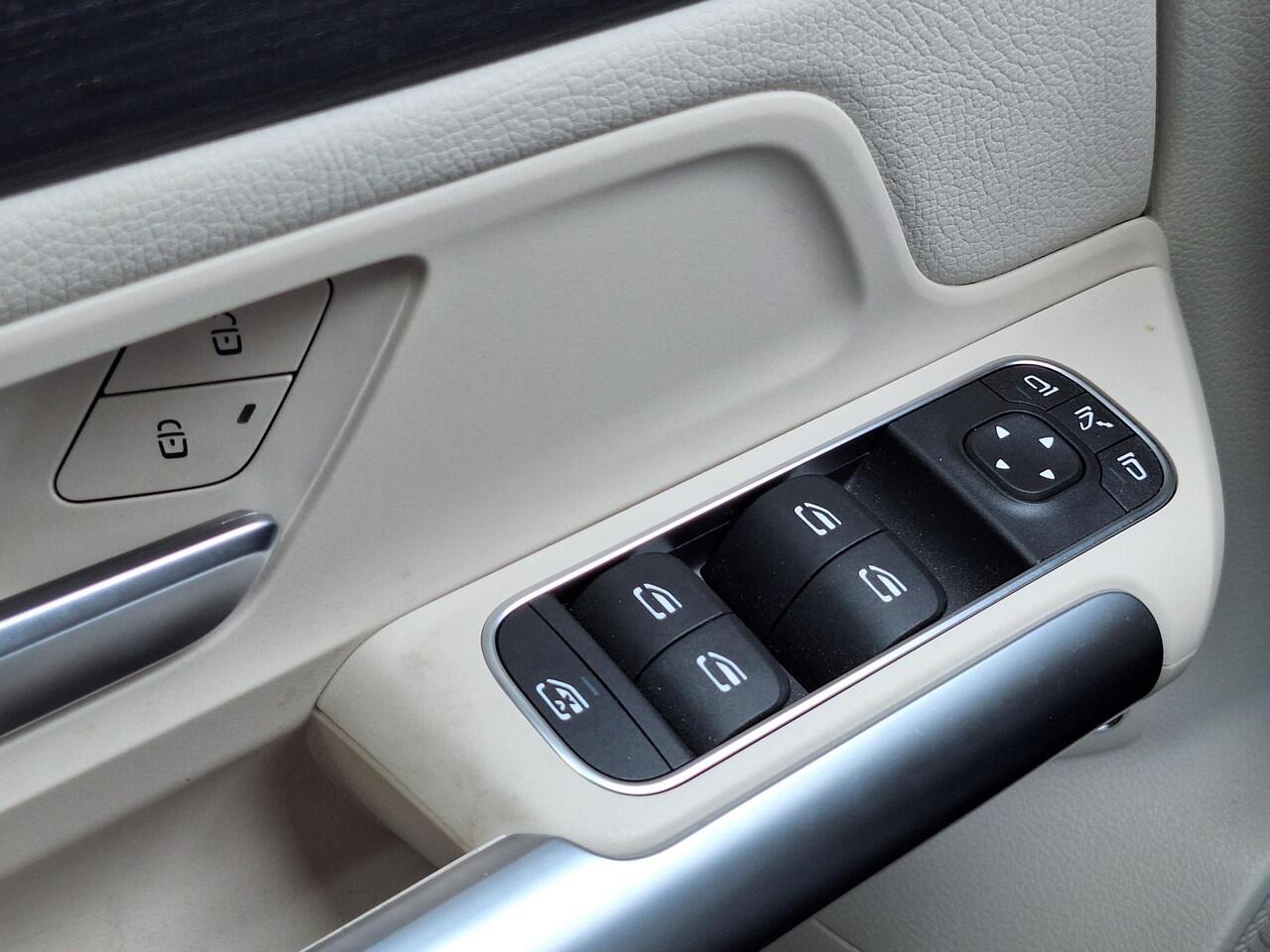 Mercedes-Benz EQA 250+ Luxury Line | Panoramadak | Trekhaak | Beige Interieur | Privacy Glas Achter | Sierdelen Lindehout Zwart | Dodehoekassistent | Apple CarPlay | Android Auto | Sfeerverlichting | Stoelverwarming | Elektrisch Inklapbare Buitenspiegels