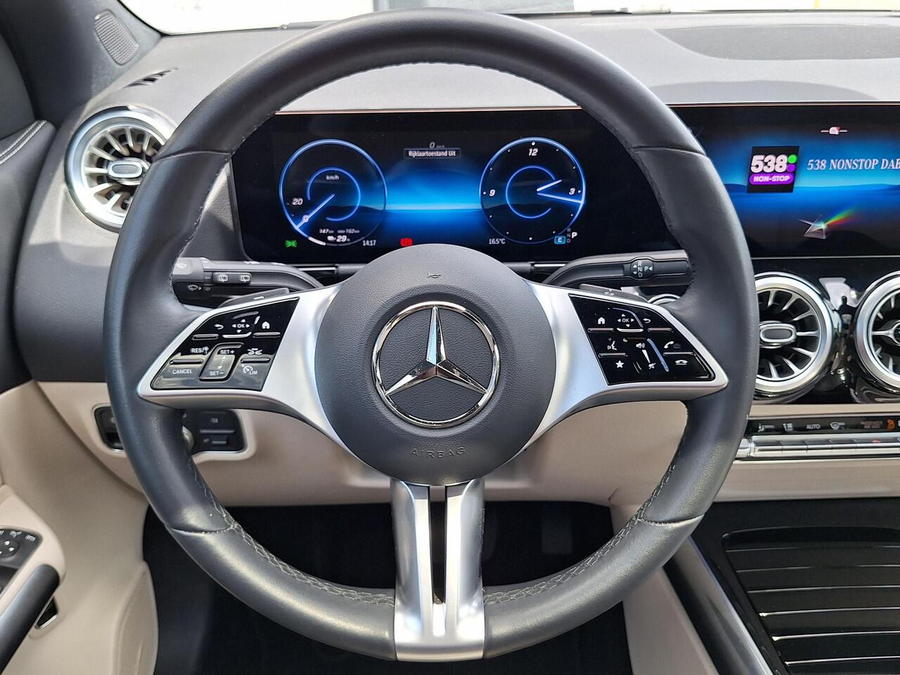 Mercedes-Benz EQA 250+ Luxury Line | Panoramadak | Trekhaak | Beige Interieur | Privacy Glas Achter | Sierdelen Lindehout Zwart | Dodehoekassistent | Apple CarPlay | Android Auto | Sfeerverlichting | Stoelverwarming | Elektrisch Inklapbare Buitenspiegels