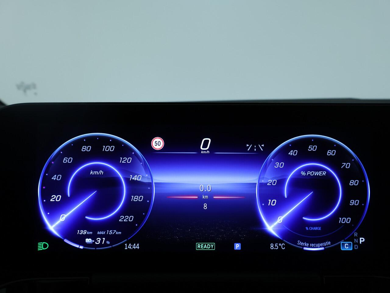 Mercedes-Benz EQA 250+ AMG Line | Nightpakket | Panorama schuif/kanteldak | Stuur - en Stoelverwarming | Parkeerpakket met achteruitrijcamera | KEYLESS-GO comfort pakket | Winter pakket | EASY PACK achterklep | Alarm SCM3