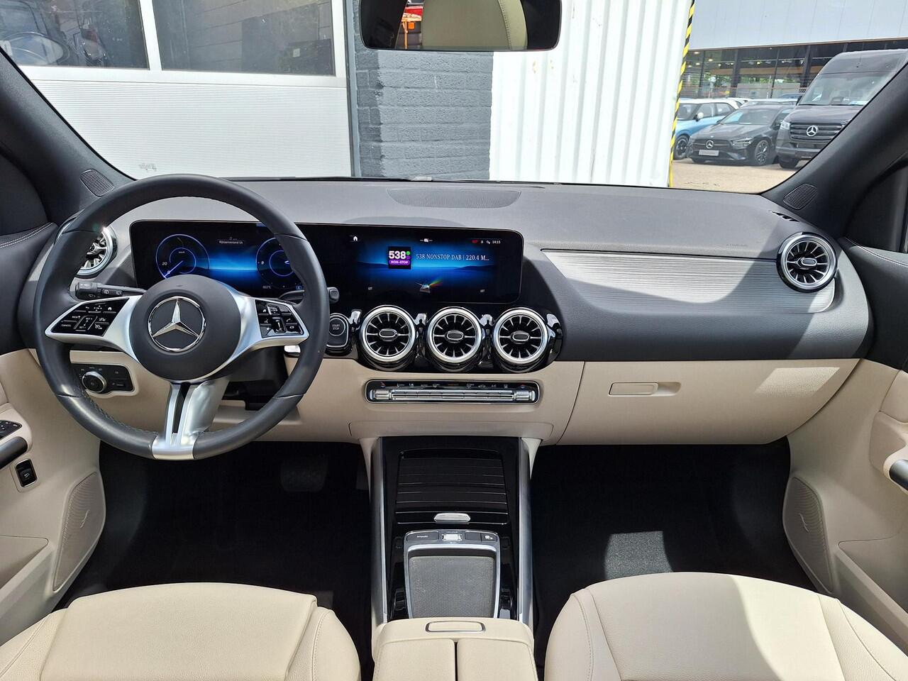 Mercedes-Benz EQA 250+ Luxury Line | Panoramadak | Trekhaak | Beige Interieur | Privacy Glas Achter | Sierdelen Lindehout Zwart | Dodehoekassistent | Apple CarPlay | Android Auto | Sfeerverlichting | Stoelverwarming | Elektrisch Inklapbare Buitenspiegels
