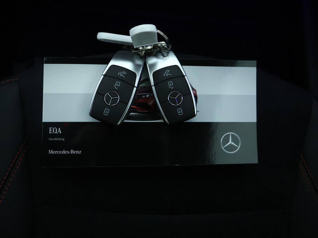 Mercedes-Benz EQA 250+ AMG Line | Nightpakket | Panorama schuif/kanteldak | Stuur - en Stoelverwarming | Parkeerpakket met achteruitrijcamera | KEYLESS-GO comfort pakket | Winter pakket | EASY PACK achterklep | Alarm SCM3