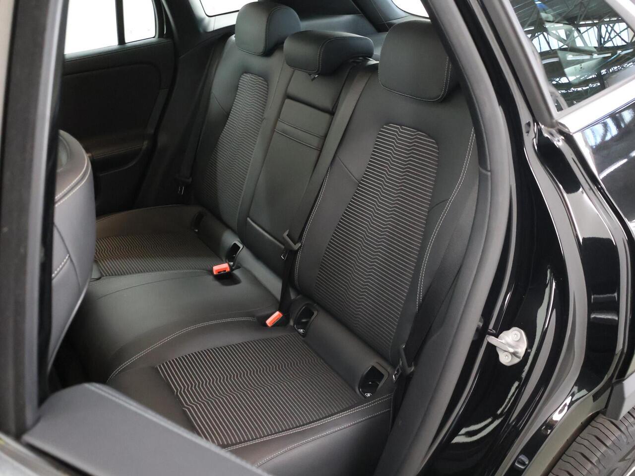 Mercedes-Benz EQA 250 Business Solution AMG 67 kWh | Stoelverwarming | Achteruitrijcamera | Apple Carplay |