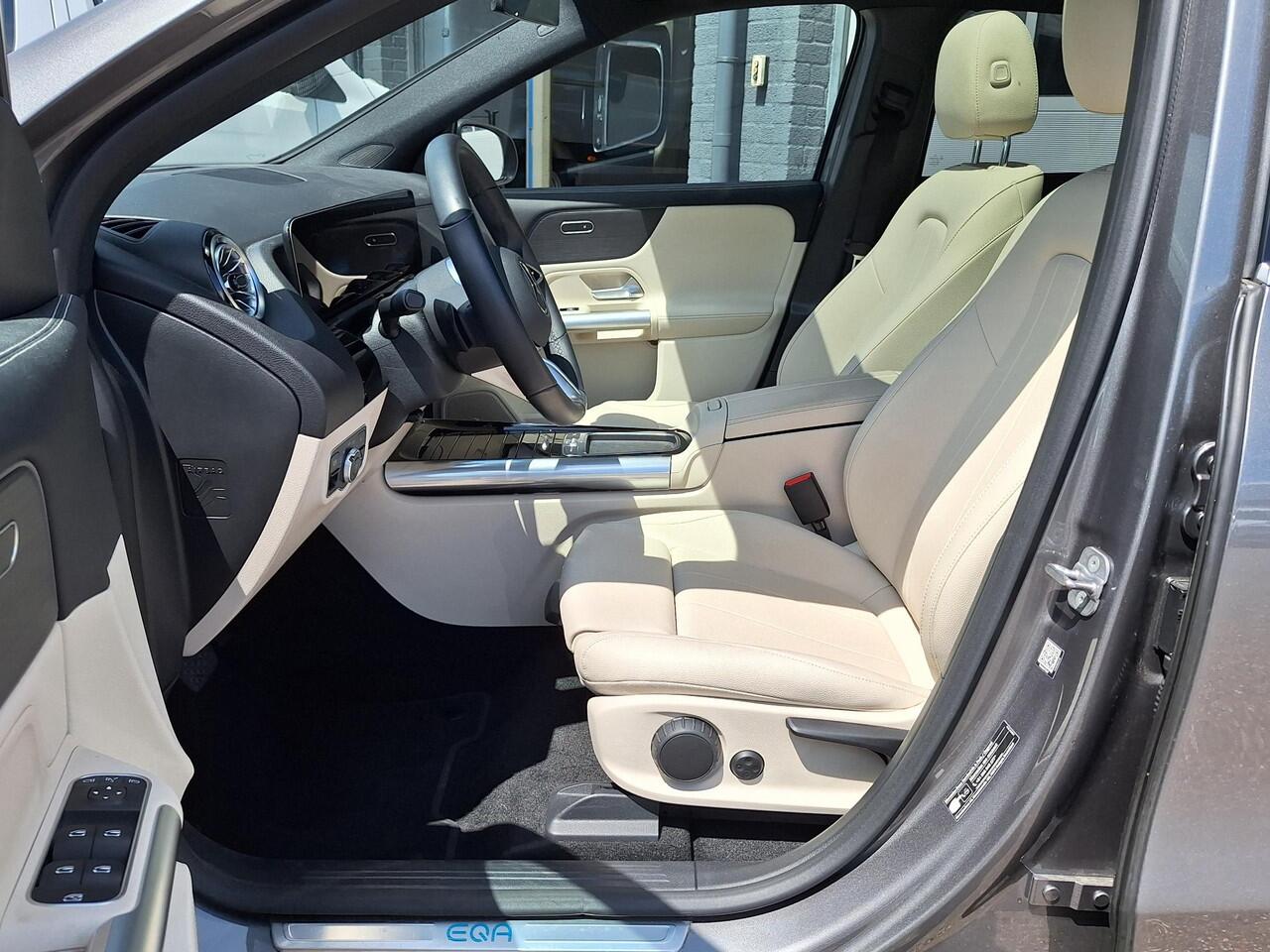 Mercedes-Benz EQA 250+ Luxury Line | Beige Interieur | Panoramadak | Trekhaak | Privacy Glas Achter | Sierdelen Lindehout Zwart | Dodehoekassistent | Apple CarPlay | Android Auto | Sfeerverlichting | Stoelverwarming | Elektrisch Inklapbare Buitenspiegels