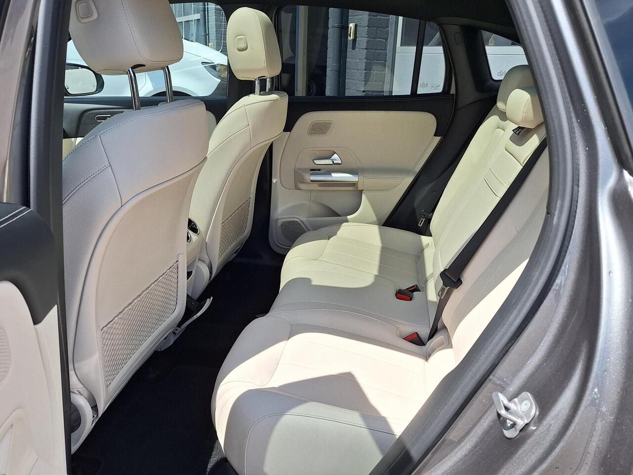 Mercedes-Benz EQA 250+ Luxury Line | Beige Interieur | Panoramadak | Trekhaak | Privacy Glas Achter | Sierdelen Lindehout Zwart | Dodehoekassistent | Apple CarPlay | Android Auto | Sfeerverlichting | Stoelverwarming | Elektrisch Inklapbare Buitenspiegels