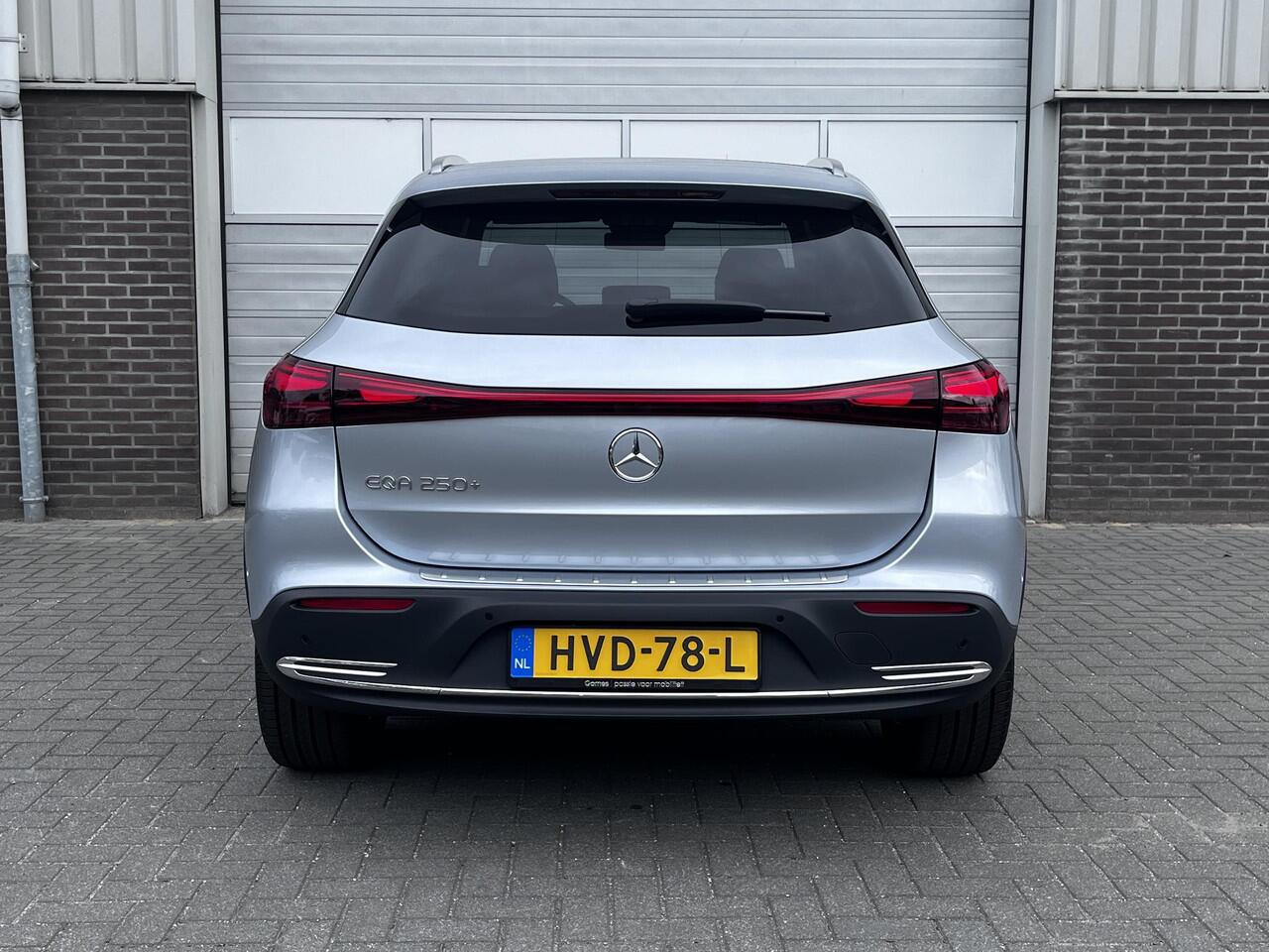 Mercedes-Benz EQA 250+ Luxury Line | Panoramadak | Trekhaak | Beige Interieur | Elektrisch Verstelbare Stoelen + Memory | 360° Camera | Donkergetint Glas Achter | Dodehoekassistent | Apple CarPlay | Android Auto | Stoelverwarming | Sfeerverlichting | Parkeersensoren