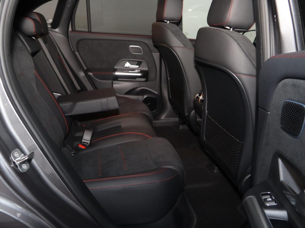 Mercedes-Benz EQA 250+ Business Solution AMG 71 kWh | Panoramaschuifdak | Dodehoekassistent | Head-up | Burmester | Winterpakket |