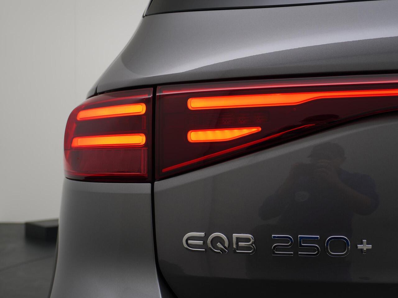 Mercedes-Benz EQB 250+ Business Solution Luxury 71 kWh Accu | Distronic Cruise Control | Panorama - Schuifdak | Memorystoelen | Trekhaak Wegklapbaar | Apple Carplay & Android Auto | DAB+ Radio