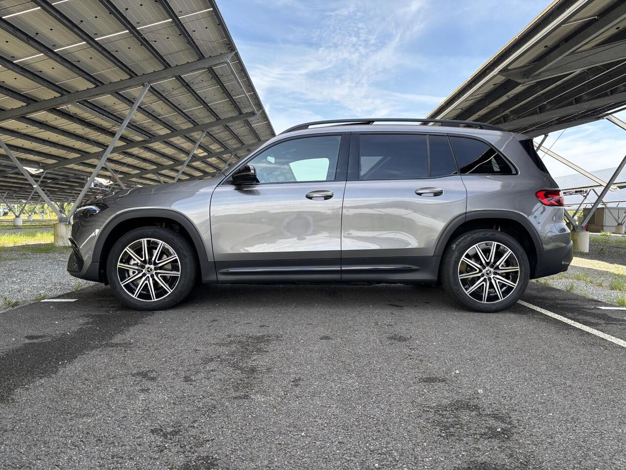 Mercedes-Benz EQB 250+ AMG Line 71 kWh | Night | Facelift | Panoramadak | Sfeerverlichting | Parkeercamera | Stoelverwarming |