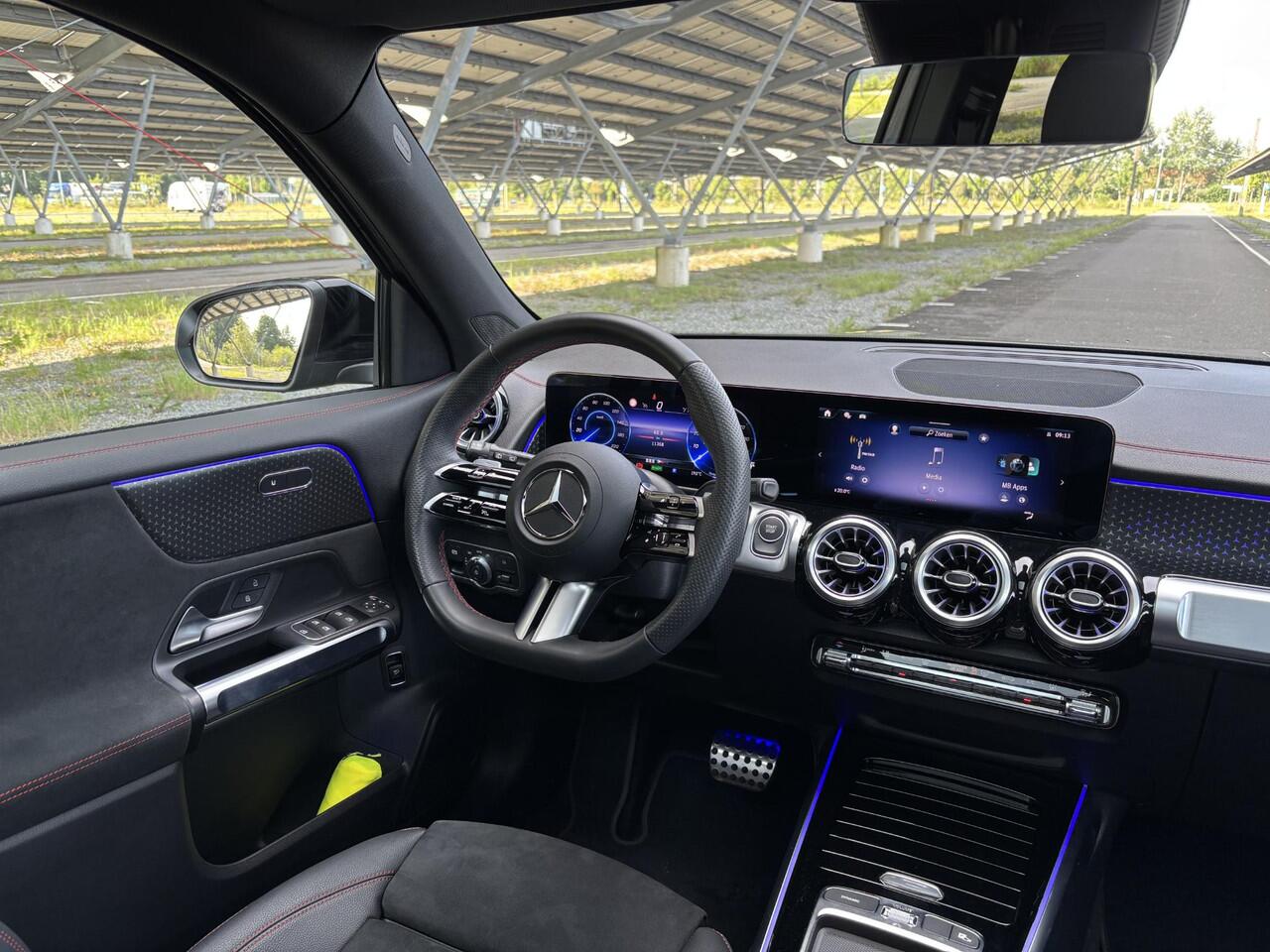 Mercedes-Benz EQB 250+ AMG Line 71 kWh | Night | Facelift | Panoramadak | Sfeerverlichting | Parkeercamera | Stoelverwarming |