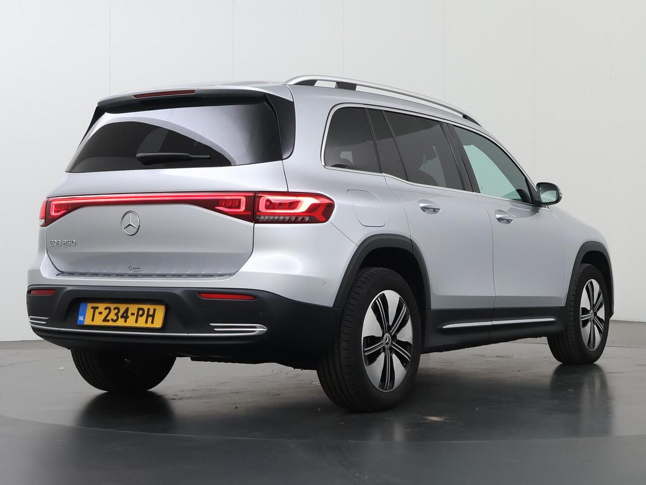 Mercedes-Benz EQB 250 Business Line 7persoons 67 kWh | Stoelverwarming | LED koplampen | Dakrails | Achteruitrijcamera |