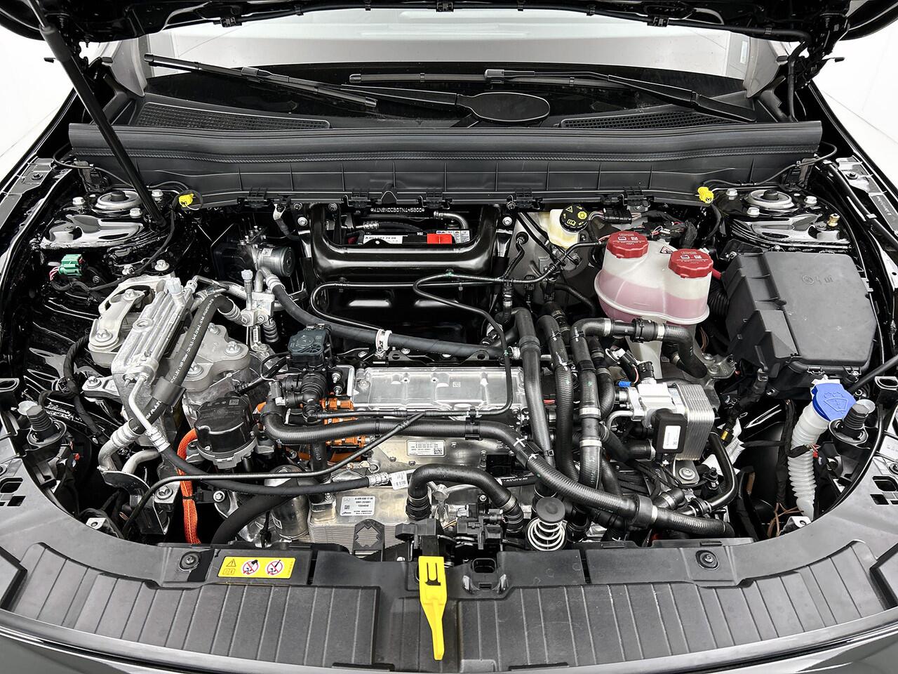 Mercedes-Benz EQB 250+ Business Solution 71 kWh | Parkeerpakket met achteruitrijcamera | Verwarmde stoelen voor | Extra USB-poorten | EASY PACK achterklep | Zitcomfortpakket | Sfeerverlichting | Licht- en zicht pakket |