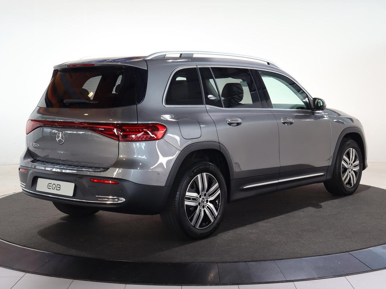 Mercedes-Benz EQB 250+ Luxury Line 7p. 71 kWh | 7-zitter | Memory stoelen | Sfeerverlichting | Panoramadak